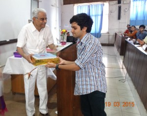 Dr Ramesh Dhume felicitating the winner.